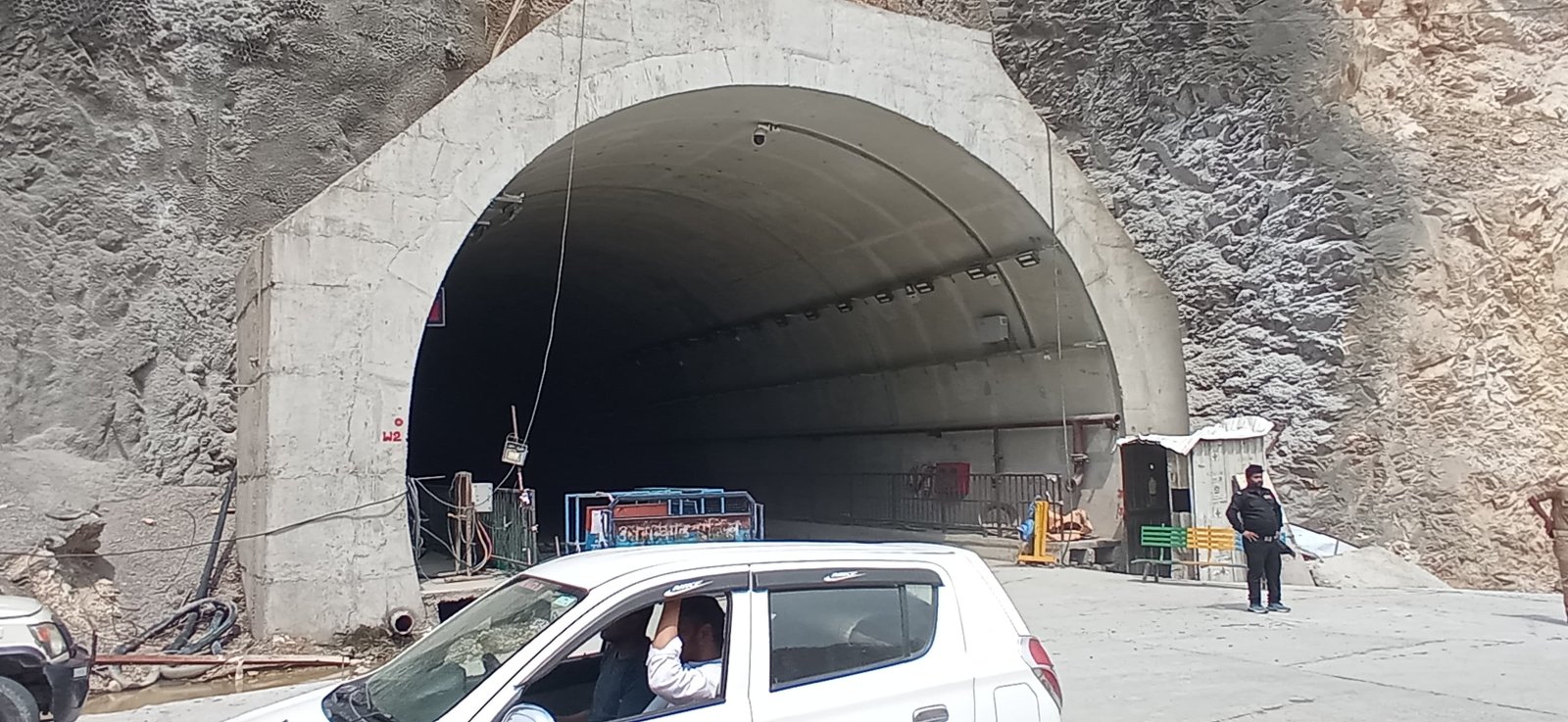 रुद्रप्रयाग प्रशासन ने यात्रा मार्ग की टनल से अस्थाई रूप से वाहनों की आवाजाही की शुरू