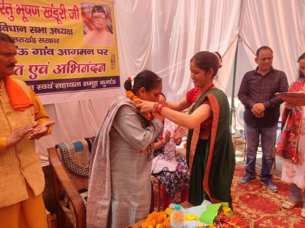 विधानसभा अध्यक्ष ऋतु खण्डूड़ी भूषण ने प्रगति ग्राम संगठन स्वयं सहायता समूह के उत्पादों का किया निरीक्षण