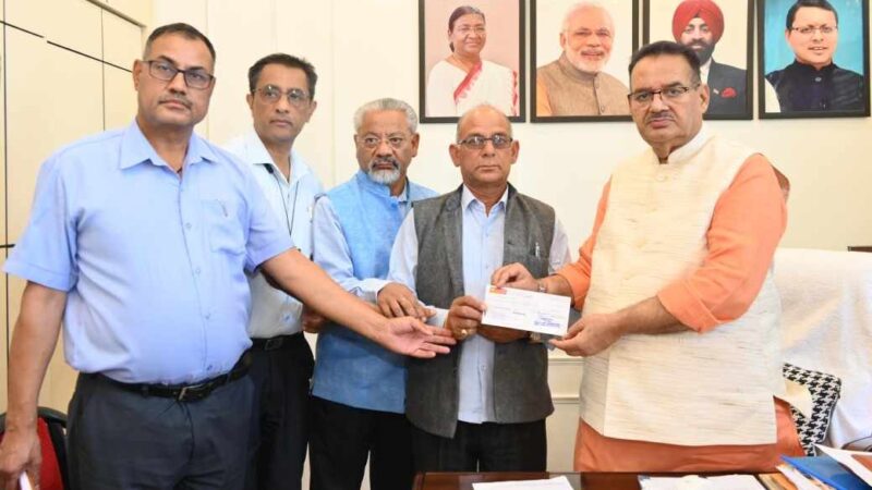 मृतक उपनलकर्मी के परिजनों को मंत्री जोशी ने सौंपा चेक, दुर्घटना बीमा के रूप में भी 50 लाख की राशि होगी जारी