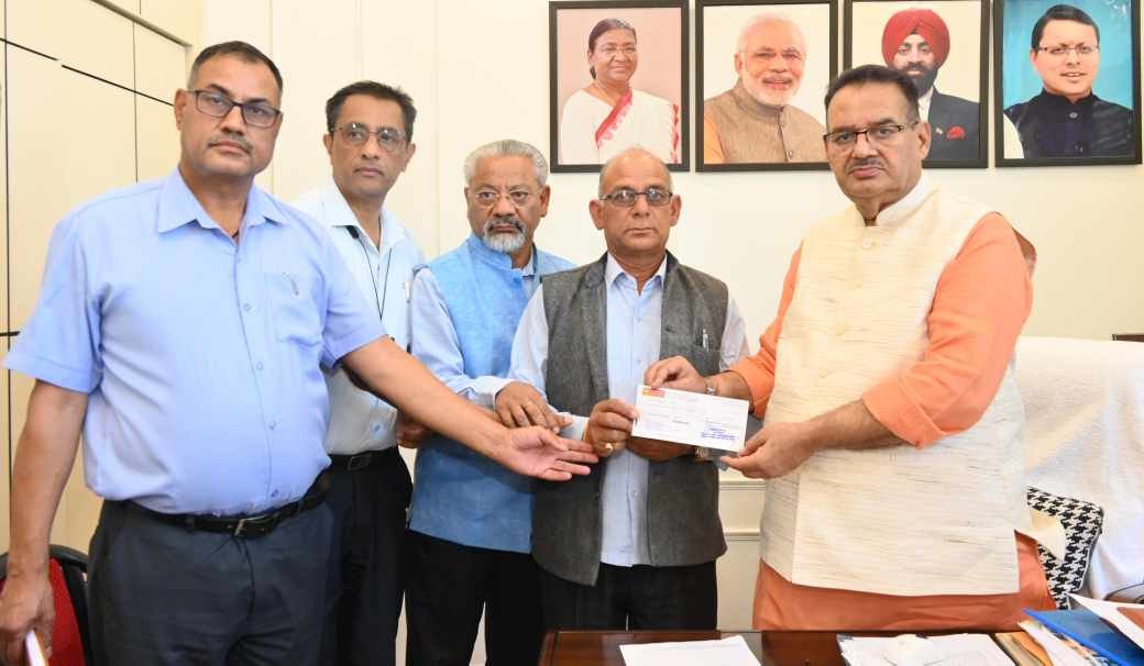 मृतक उपनलकर्मी के परिजनों को मंत्री जोशी ने सौंपा चेक, दुर्घटना बीमा के रूप में भी 50 लाख की राशि होगी जारी