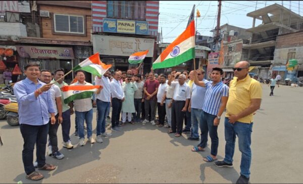 पाकिस्तान पर की गई एयरस्ट्राइक पर भाजपा कार्यकर्ताओं ने मिष्ठान वितरण कर मनाया जश्न