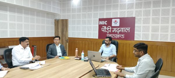 निजी वाहनों में सवारियां ढोने पर होगी कार्रवाई – डीएम डॉ. आशीष चौहान
