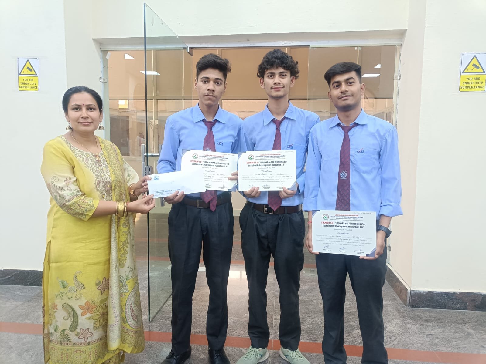 प्रौद्योगिकी संस्थान के छात्रों ने यूटीयू के उत्कृर्ष 1.0 हैकाथॉन में प्रथम पुरस्कार जीता