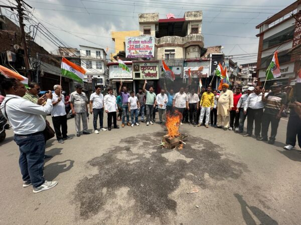 यूथ कांग्रेस कार्यकर्ताओं ने भाजपा मंत्री विजय शाह का किया पुतला दहन
