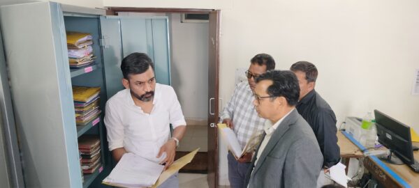 डीएम डॉ. आशीष चौहान ने शस्त्र पटल का किया निरीक्षण, पंजिकाओं को व्यवस्थित रखने के दिये निर्देश