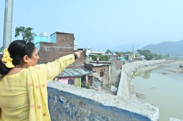 खो नदी पर गंदा पानी, कूड़ा और अतिक्रमण को लेकर सख्त दिखीं विधानसभा अध्यक्ष ऋतु खण्डूड़ी भूषण, अधिकारियों को लगाई फटकार