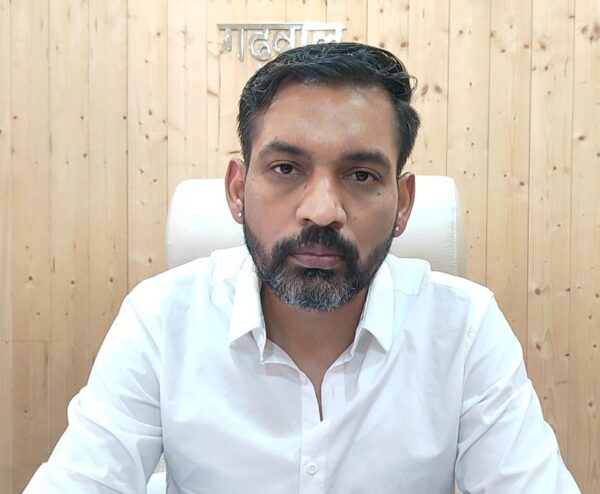 डीएम डॉ. आशीष चौहान ने संवेदनशील पेड़ों को चिन्हित कर हटाने के दिये निर्देश