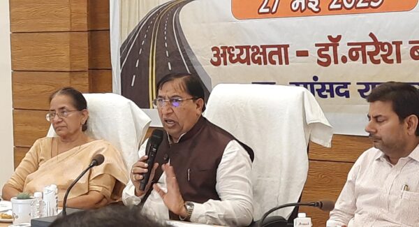 राज्यसभा सांसद नरेश बंसल ने ली सड़क सुरक्षा समिति की बैठक, सड़क दुर्घटनाओं की रोकथाम के लिए प्रभावी कदम उठाने के दिए निर्देश