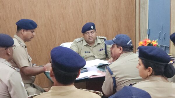 थाना लक्ष्मण झूला में चारधाम यात्रा के दृष्टिगत क्षेत्राधिकारी श्रीनगर अनुज कुमार ने ली बैठक, दिए निर्देश