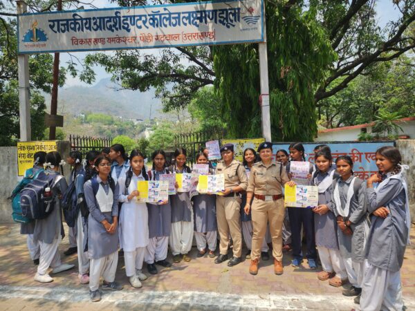 लक्ष्मणझूला : स्कूली छात्राओं की सुरक्षा के लिए पिंक यूनिट स्क्वायड ने छात्राओं से मिलकर सुरक्षा के प्रति बढाया उनका आत्मविश्वास