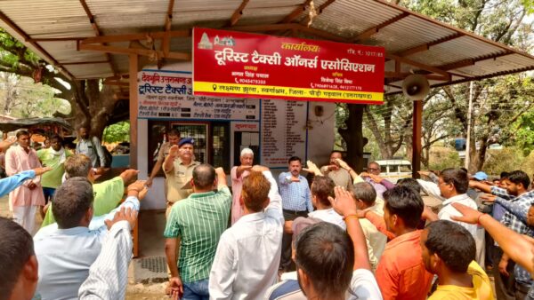 चारधाम यात्रा से पहले लक्ष्मणझूला पुलिस का सराहनीय कदम, वाहन चालकों को सड़क सुरक्षा की शपथ