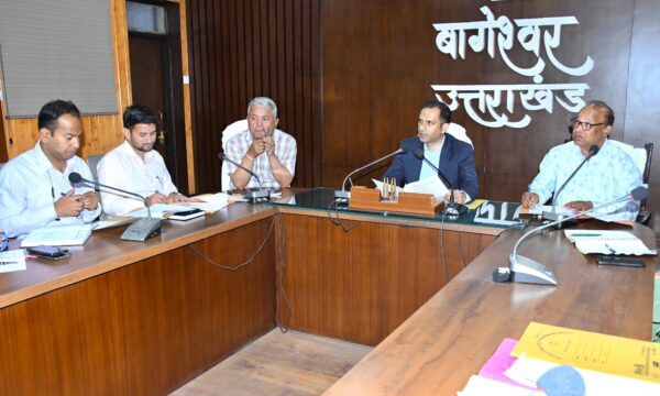 डीएम आशीष भटगांई ने विभिन्न विभागीय कार्यों की प्रगति की गहन समीक्षा, विकास कार्यों में तेजी लाने को लेकर अधिकारियों को दिए सख्त निर्देश