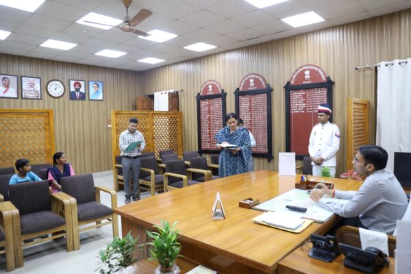 मुख्यमंत्री के निर्बल प्रथम के संकल्प को सार्थक करते डीएम सविन बंसल, विधवा माँ के बेटे कृष्णा को मिला स्कूल में दाखिला