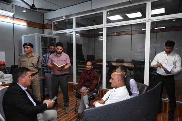 डीएम डॉ. मेहरबान सिंह बिष्ट ने स्मार्ट कंट्रोल रूम का किया निरिक्षण, दिए निर्देश