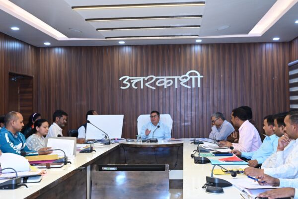 डीएम डॉ. मेहरबान सिंह बिष्ट ने की सीएम हेल्पलाइन पर दर्ज शिकायतों के निस्तारण की समीक्षा, दिए निर्देश