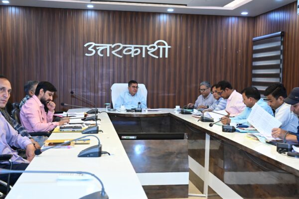 डीएम डॉ. मेहरबान सिंह बिष्ट ने की जिले के लिए मुख्यमंत्री द्वारा विभिन्न विकास कार्यों और योजनाओं के संबंध में की गई घोषणाओं की प्रगति की समीक्षा, दिए निर्देश