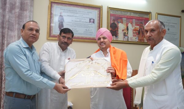 राज्य स्तरीय गन्ना सलाहकार समिति के उपाध्यक्ष श्यामवीर सैनी ने टेका श्री दरबार साहिब में मत्था, श्रीमहंत देवेन्द्र दास जी महाराज से लिया आशीर्वाद, गन्ना किसानों और जैविक खेती पर हुई चर्चा