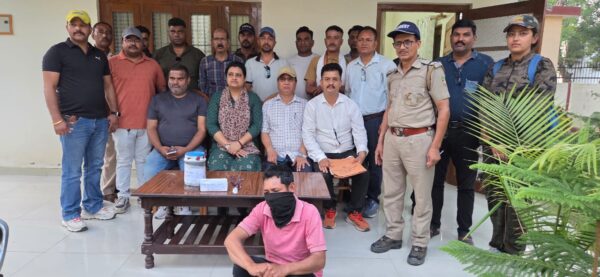 उत्तराखंड एसटीएफ की बड़ी कार्रवाई, खटीमा में वन्यजीव तस्कर गिरफ्तार, दो हाथी दांत बरामद