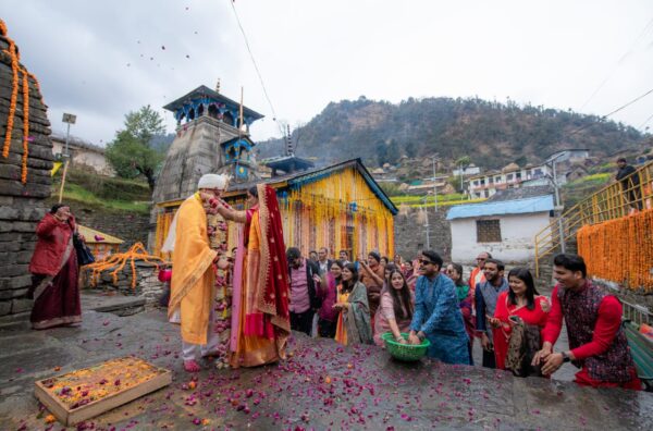 वेड इन उत्तराखंड : त्रिजुगीनारायण में शादी के लिए दुनिया भर से आ रहे हैं जोड़े, शादियों के सीजन में रहती है एडवांस बुकिंग, इस साल अब तक 500 से अधिक हुईं शादियां