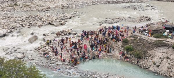 माणा गांव में शुरु हुआ पुष्कर कुंभ, दक्षिण भारत के श्रद्धालुओं ने लगाई आस्था की डुबकी, 12 वर्षों बाद माणा गांव के केशव प्रयाग में पुष्कर कुंभ का हो रहा आयोजन