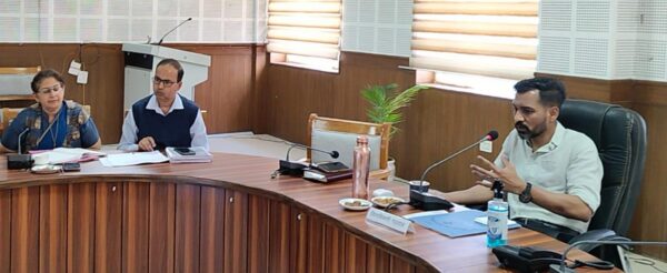 माँ और शिशु की रक्षा के लिए डीएम डॉ. आशीष चौहान की सराहनीय पहल, हाई रिस्क गर्भवती महिलाओं के लिए काव्या ऐप बना उम्मीद की किरण