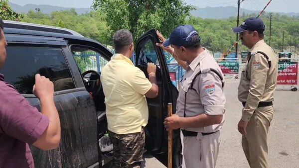 लक्ष्मणझूला पुलिस नियम विरुद्ध काली फिल्म लगे वाहनों से उतरवा रही फिल्में