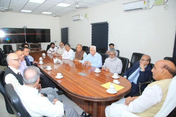 मुस्लिम बुद्धिजीवियों के प्रतिनिधिमंडल ने रक्षा मंत्री राजनाथ सिंह से की मुलाकात, ऑपरेशन सिंदूर की सफलता पर दी बधाई