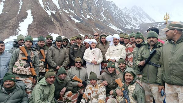 केंद्रीय स्वास्थ्य मंत्री जेपी नड्डा ने पिथौरागढ़ में ली वाइब्रेंट विलेज योजना के कार्यों की जानकारी, सेना, ITBP एवं SSB के जवानों से की भेंट