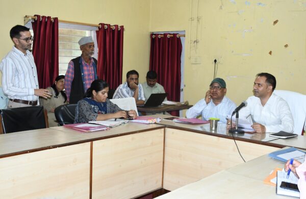 डीएम आशीष भटगांई ने जनता दरबार में सुनी जन समस्याएं एवं शिकायतें, त्वरित समाधान के अधिकारियों को दिए निर्देश