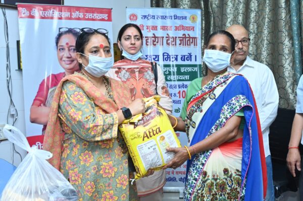 विधानसभा अध्यक्ष ऋतु खंडूडी ने क्षय रोगियों को 02 महीने का राशन वितरित कर उनके स्वास्थ्य की ली जानकारी