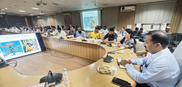 अफवाहों पर अंकुश लगाने में मीडिया की महत्वपूर्ण भूमिका – डीएम कर्मेंद्र सिंह