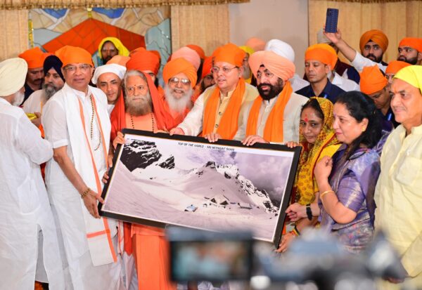 राज्यपाल और मुख्यमंत्री ने श्री हेमकुण्ट साहिब यात्रा के लिए जाने वाले प्रथम जत्थे को किया रवाना