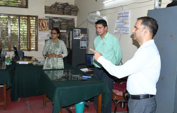 डीएम आशीष भटगांई ने मुख्य शिक्षा अधिकारी कार्यालय और राजकीय इंटर कॉलेज का किया औचक निरीक्षण, अनुशासन और बायोमैट्रिक उपस्थिति प्रणाली पर विशेष जोर