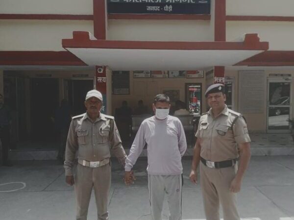 कोतवाली श्रीनगर पुलिस ने एक शातिर वारंटी को किया गिरफ्तार