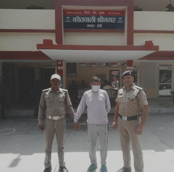 कोतवाली श्रीनगर पुलिस ने एक शातिर वारंटी को किया गिरफ्तार
