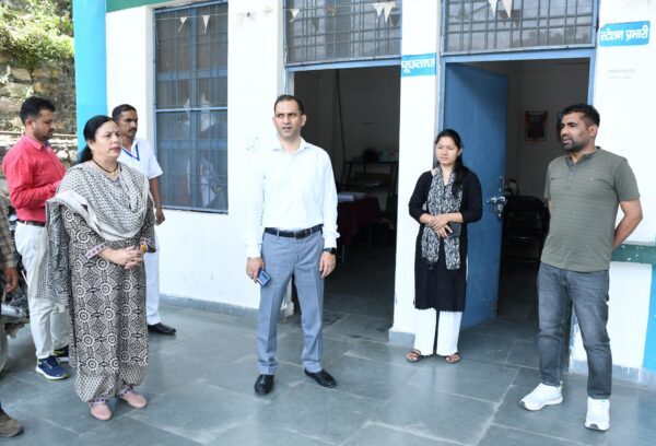 डीएम आशीष भटगांई ने श्रम विभाग और रोडवेज स्टेशन का किया औचक निरीक्षण, खामियों पर लगाई फटकार