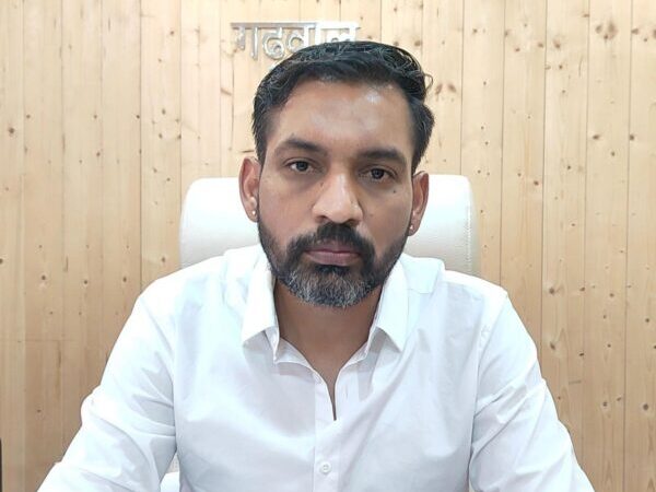 किसी भी गांव में न हो पेयजल संकट की समस्या, अधिकारी रखें विशेष ध्यान – डीएम डॉ. आशीष चौहान