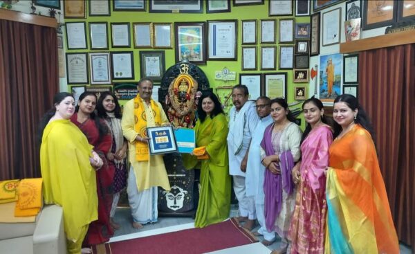 देसंविवि पहुंचे आंध्र प्रदेश के वित्त विशेषज्ञ के नारायण राव व राजस्थान की भाजपा प्रदेश मंत्री अनूसुइया गोस्वामी