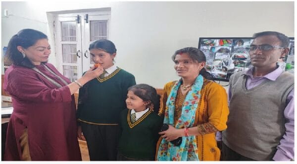 नाव चलाने वाले की बेटी अस्मिता ने रचा इतिहास, CBSE 10वीं में टॉप थ्री में स्थान, यूट्यूब से की पढाई