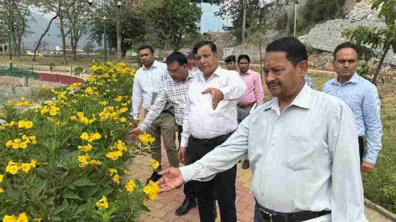 सिटी पार्क में साइकिल ट्रैक बनकर तैयार, एमडीडीए उपाध्यक्ष बंशीधर तिवारी ने प्राधिकरण की विभिन्न योजनाओं की अद्यतन स्थिति का लिया जायजा