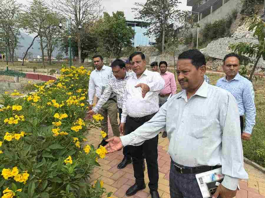 सिटी पार्क में साइकिल ट्रैक बनकर तैयार, एमडीडीए उपाध्यक्ष बंशीधर तिवारी ने प्राधिकरण की विभिन्न योजनाओं की अद्यतन स्थिति का लिया जायजा
