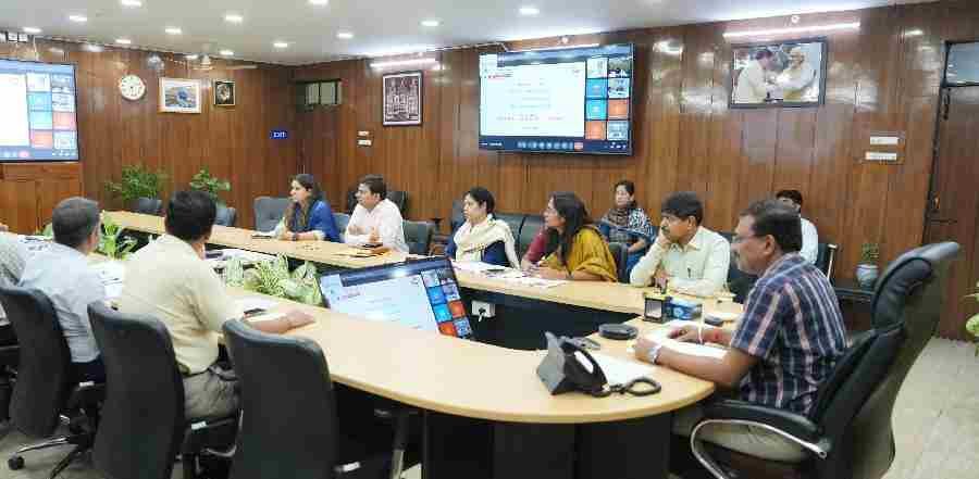 मुख्य सचिव ने ली मंडल रेल प्रबंधक मुरादाबाद एवं इज्जतनगर के साथ बैठक, ऋषिकेश-कर्णप्रयाग रेल लाइन का कार्य निर्धारित समय पर हो पूरा