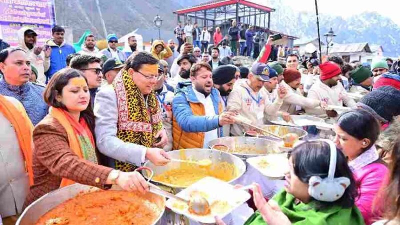 केदारनाथ में मुख्य सेवक भंडारा में मुख्यमंत्री ने श्रद्धालुओं को वितरित किया प्रसाद, विभिन्न राज्यों से आए श्रद्धालुओं से मुख्यमंत्री ने की मुलाकात