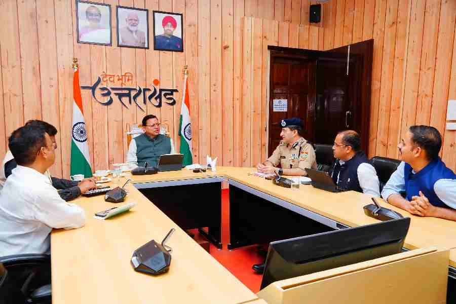 केंद्रीय गृह मंत्री के साथ आयोजित वर्चुअल बैठक के बाद सीएम धामी ने ली उच्चस्तरीय बैठक; चारधाम यात्रा, राष्ट्रीय प्रतिष्ठानों की सुरक्षा बढ़ाई जाए- मुख्यमंत्री