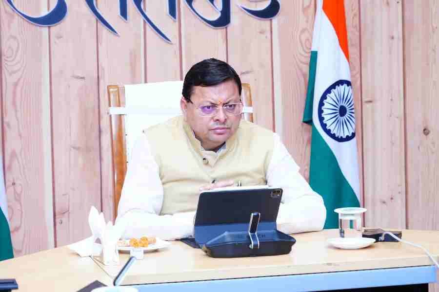 मुख्यमंत्री आवास में बैठक के दौरान सीएम धामी ने अधिकारियों को दिये निर्देश, सरकारी भूमि से अवैध अतिक्रमण हटाने की निरंतर कार्यवाही की जाए