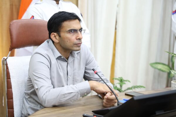मुख्यमंत्री की प्रेरणा से स्मार्ट सिटी प्रोजेक्ट को धरातल पर उतारने के लिए जिला प्रशासन प्रतिबद्व, डीएम सविन बंसल के निर्देश, पर्याप्त संख्या में मैन व मशीनरी के साथ ग्रीन बिल्डिंग निर्माण में लाएं तेजी