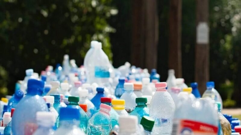 स्वच्छता : प्लास्टिक की बोतलों पर लगाया क्यूआर, मिलेगी धनराशि वापस