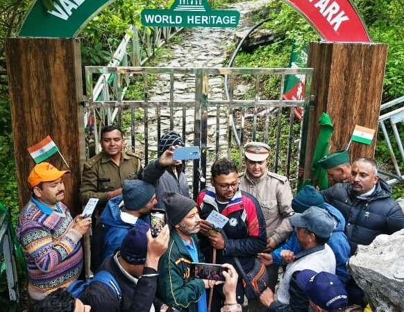 पर्यटकों के दीदार को खुली विश्व प्रसिद्ध फूलों की घाटी