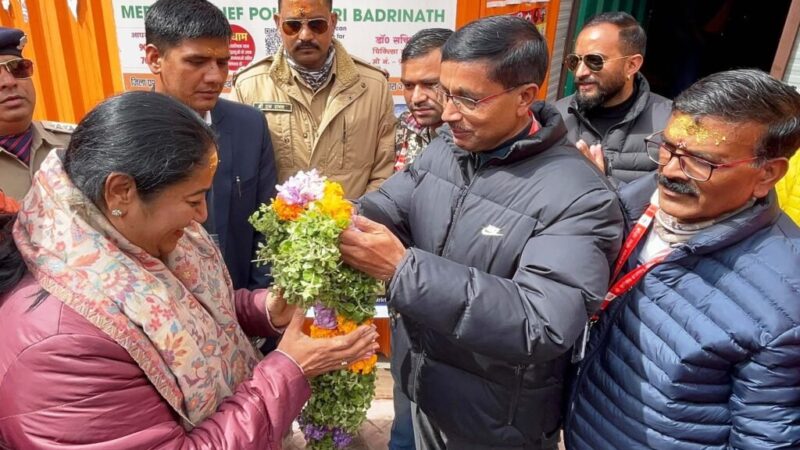 दिल्ली की सीएम रेखा गुप्ता ने किए भगवान बदरीविशाल के दर्शन