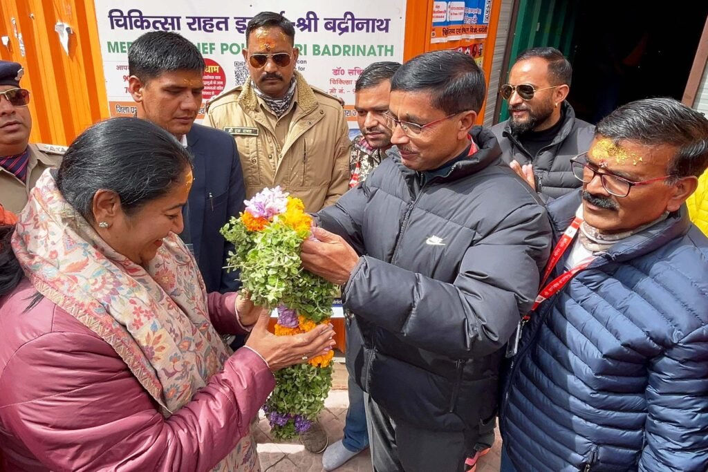 दिल्ली की सीएम रेखा गुप्ता ने किए भगवान बदरीविशाल के दर्शन